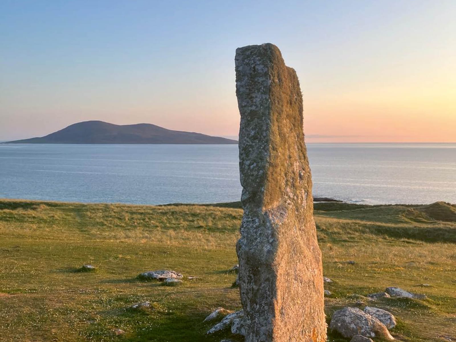 Le menhir comme seuil : ralentir, percevoir, s’éveiller