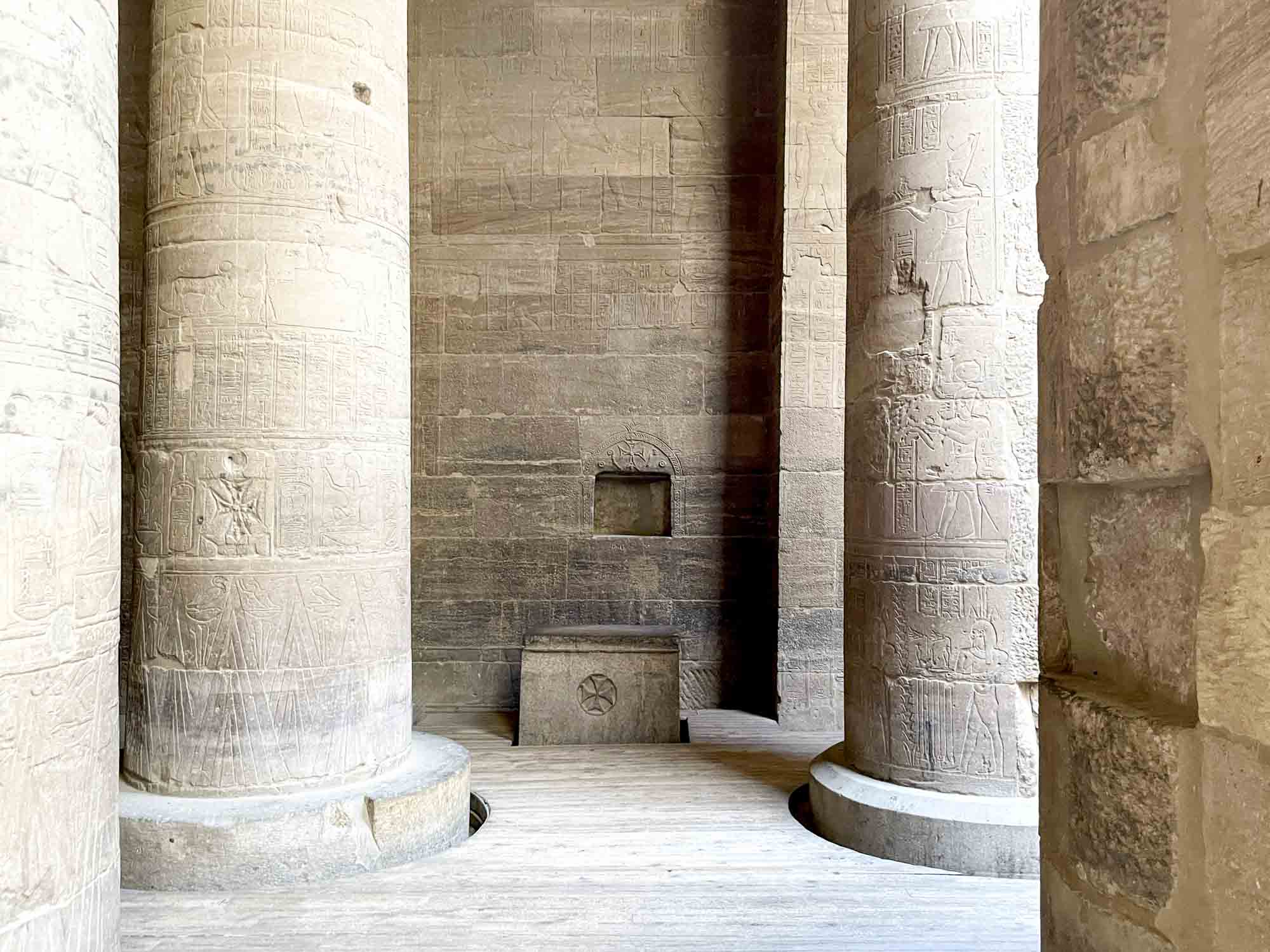 Un pont vers le ciel : Impressions du temple d’Isis