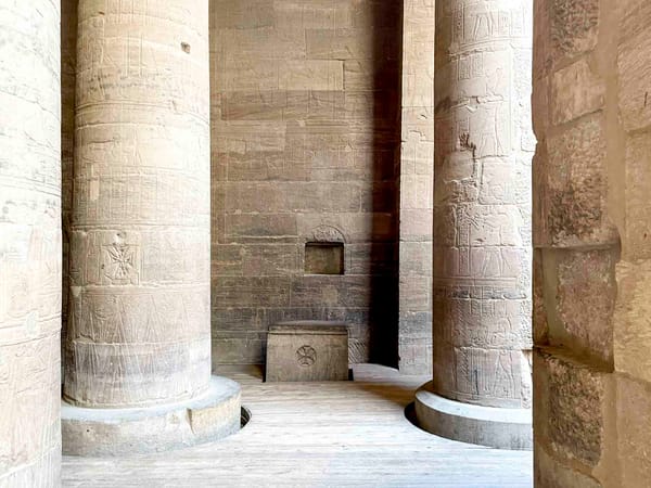 Un pont vers le ciel : Impressions du temple d’Isis