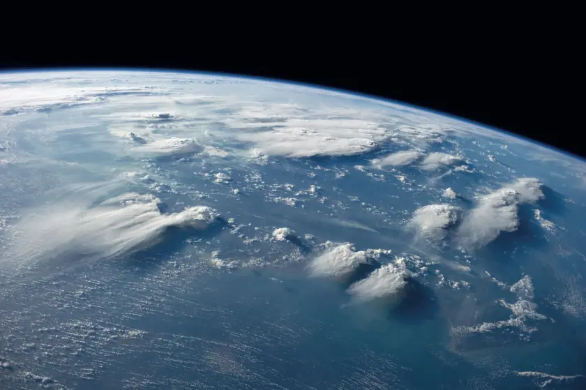 Vue de la Terre depuis l'espace, montrant des nuages au-dessus des océans.
