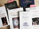 Une collection de livres sur la philosophie, l'astronomie et Paracelse, avec des marque-pages colorés.