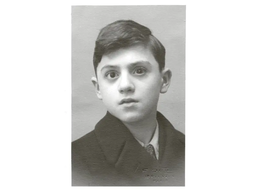 Portrait en noir et blanc d'un jeune garçon avec des cheveux bruns et un regard sérieux.