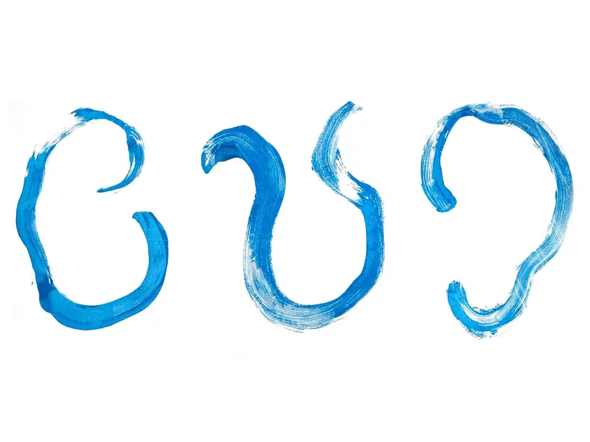 Trois formes ondulées en bleu sur fond blanc.