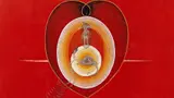 Cœur rouge contenant des cercles concentriques orange et blancs, avec une silhouette humaine suspendue en haut et un serpent enroulé autour d’un œil central.